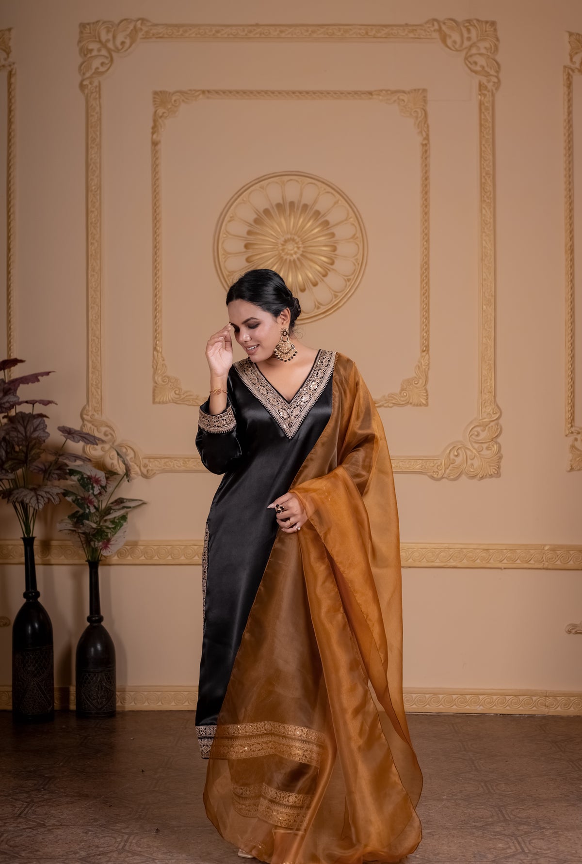 Nazākat black satin A-line suit set, photo 3